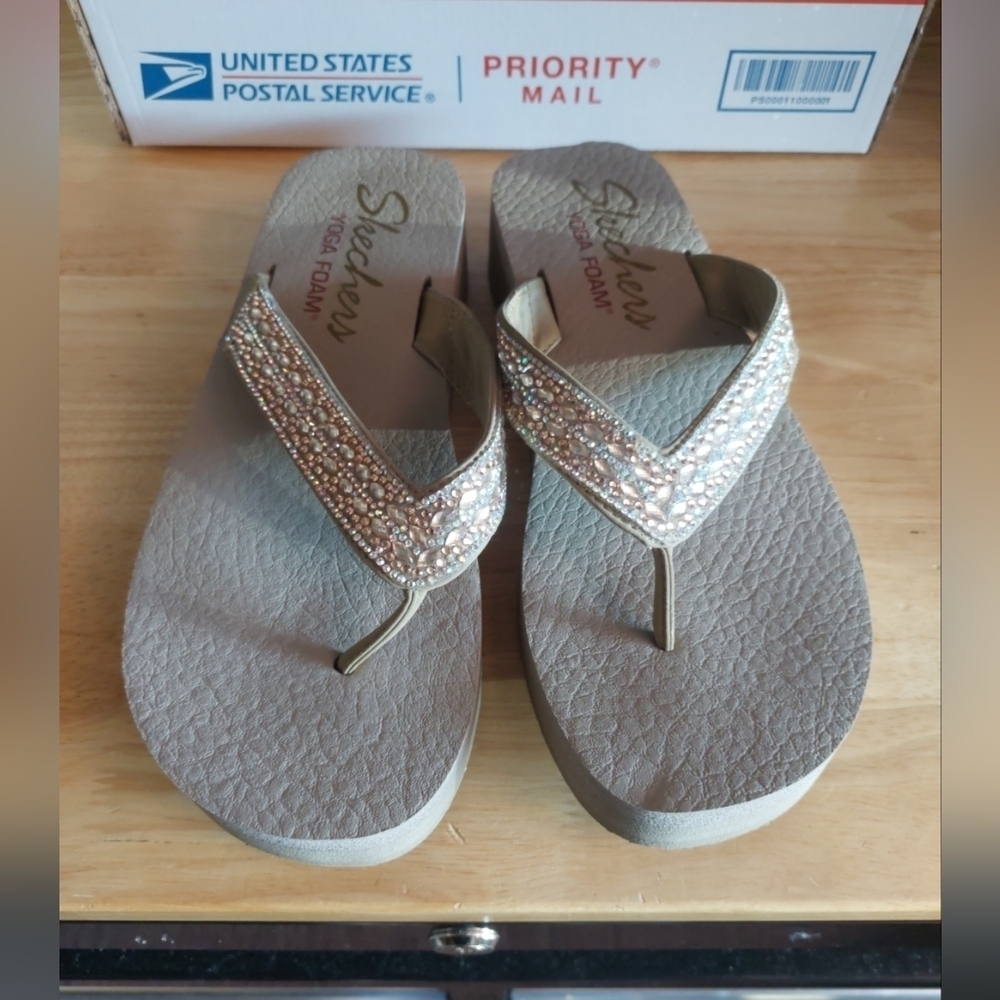 Skechers Cali Yoga Foam Rhinestone Wedge Flip Flops Sandals 9 - Picture 2 of 5